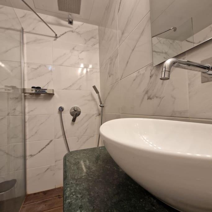 Chic Apt Near Acropolis - Avdi Square Athén Kültér fotó