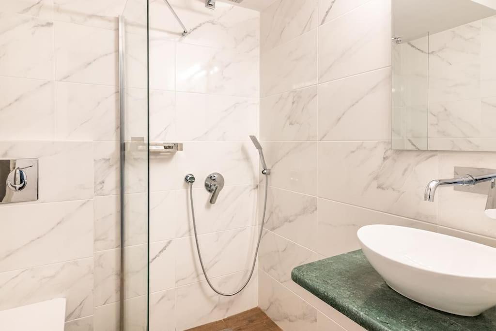 Chic Apt Near Acropolis - Avdi Square Athén Kültér fotó