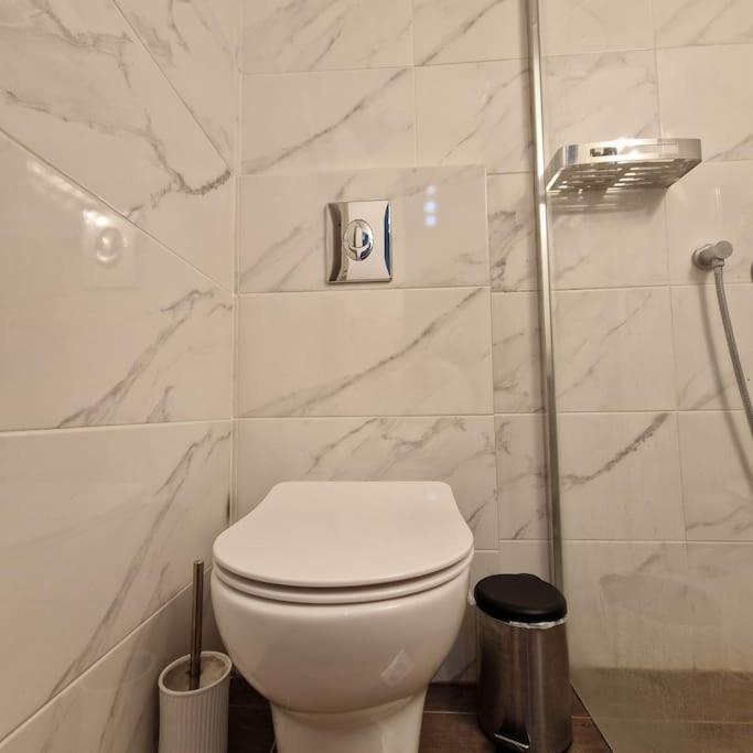 Chic Apt Near Acropolis - Avdi Square Athén Kültér fotó